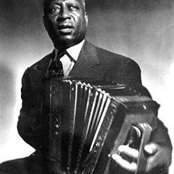 La vida de Lead Belly: La leyenda que moldeó el blues y la música folk americana